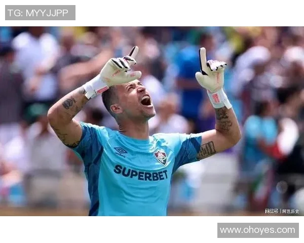 足球明星赛场打瞌睡瞬间曝光引发网友热议与调侃